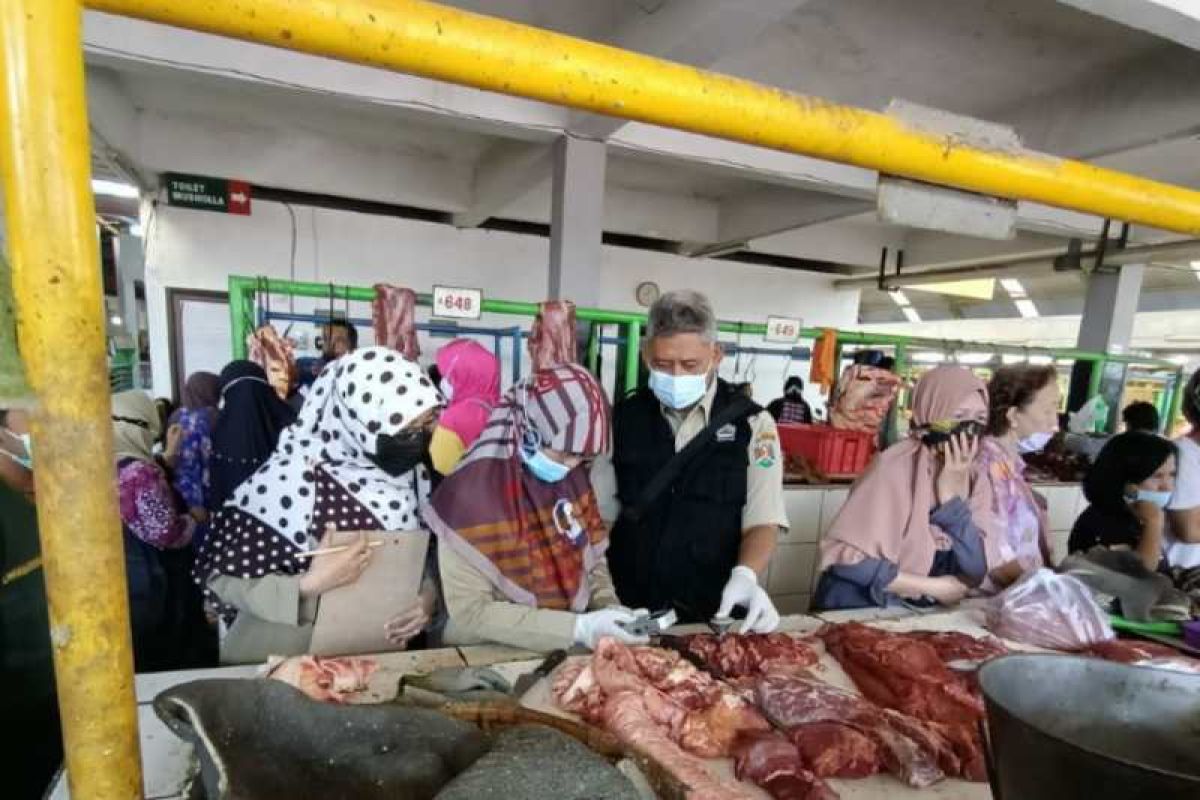 Saat sidak, Disperpa Kota Magelang temukan daging busuk dijual di pasar
