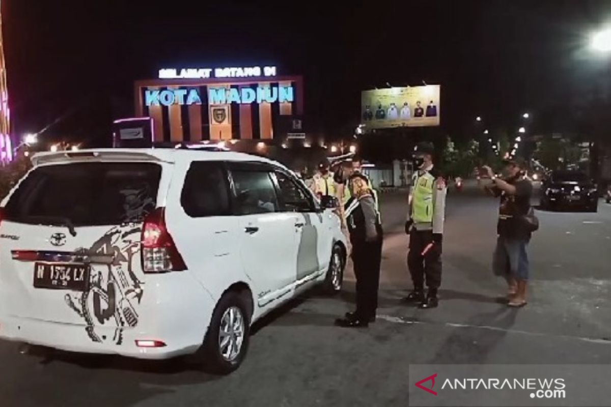 60 kendaraan diminta putar balik saat penyekatan masuk Madiun