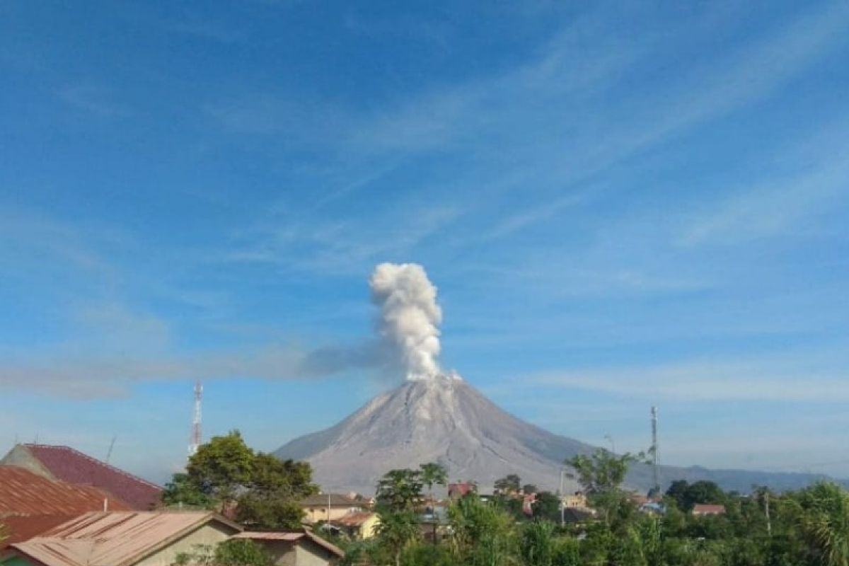 Gunung Sinabung tiga kali semburkan abu  vulkanik ke arah barat