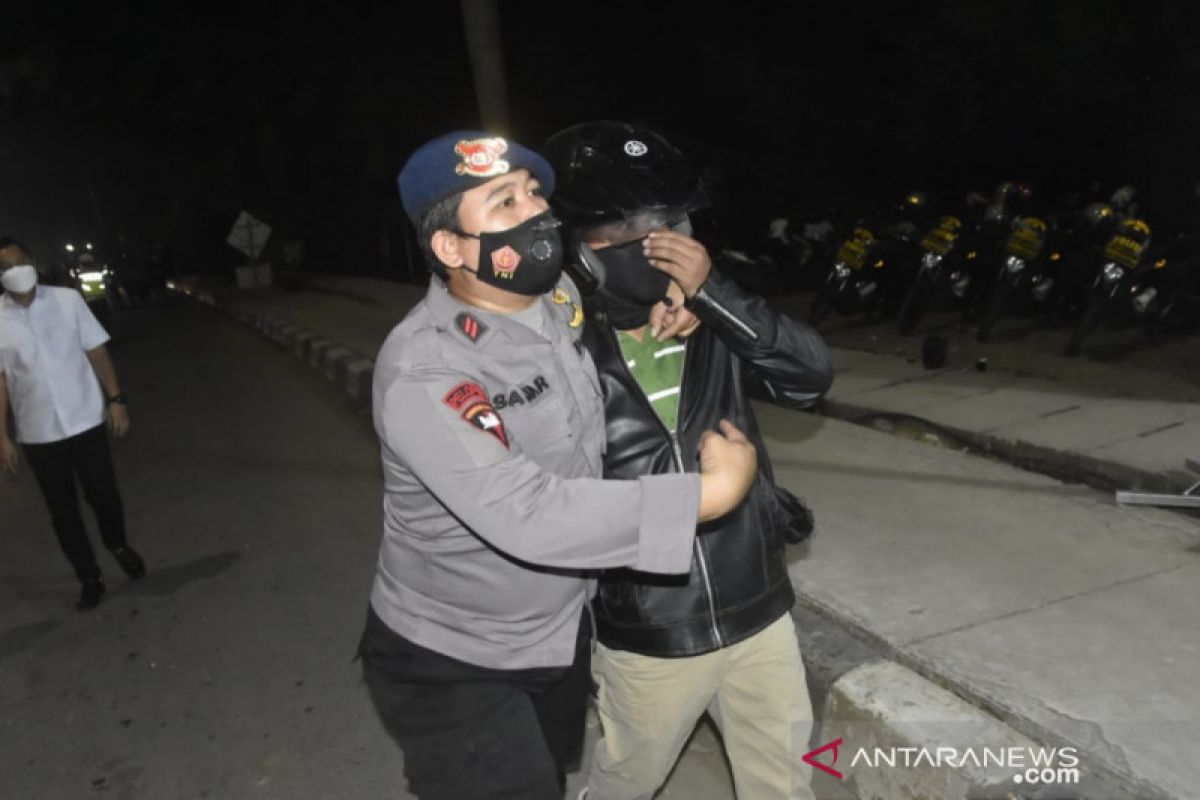 Empat provokator ditangkap, 'panas-panasi' pemudik bermotor terobos barikade