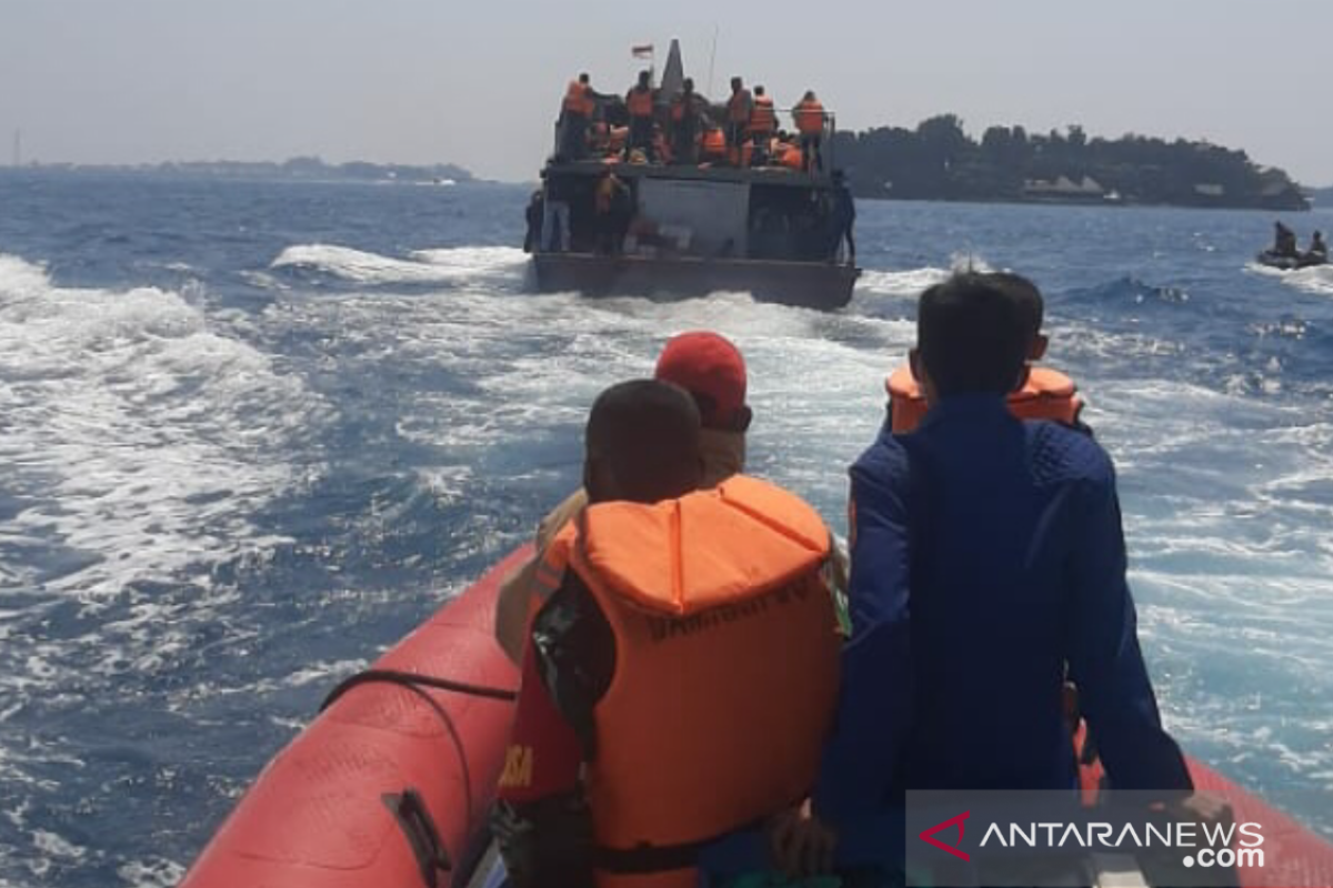 Tim gabungan evakuasi puluhan penumpang kapal Colombus GT 77 yang bocor di tengah laut