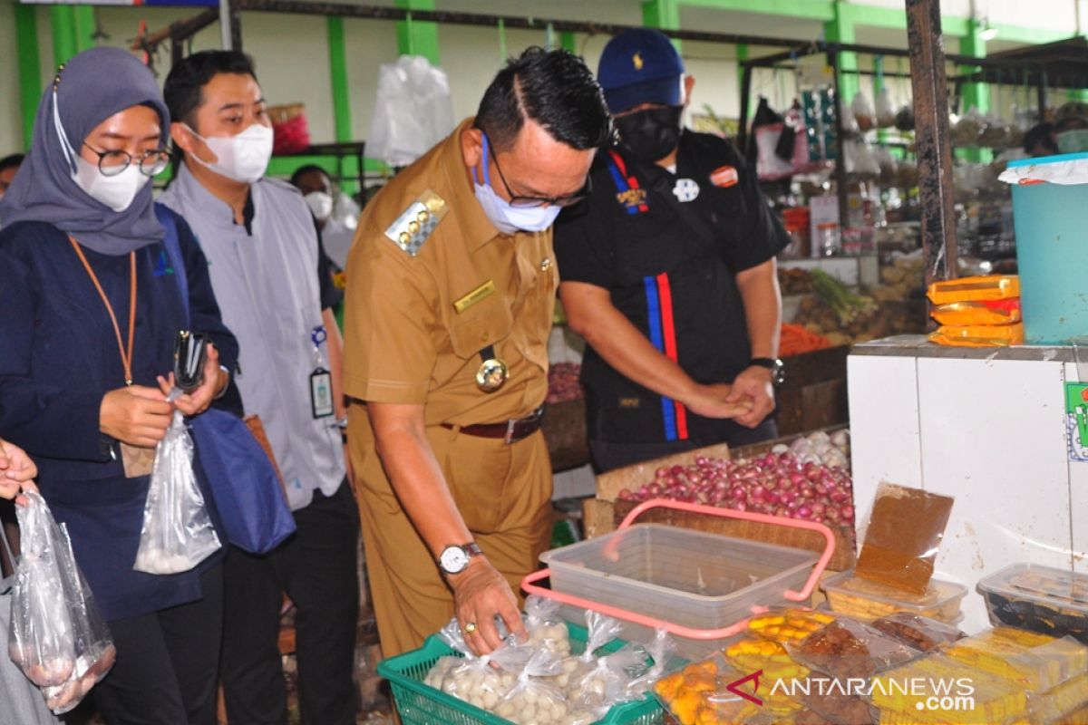 Polres Belitung Timur ingatkan pengunjung pasar tetap taat prokes