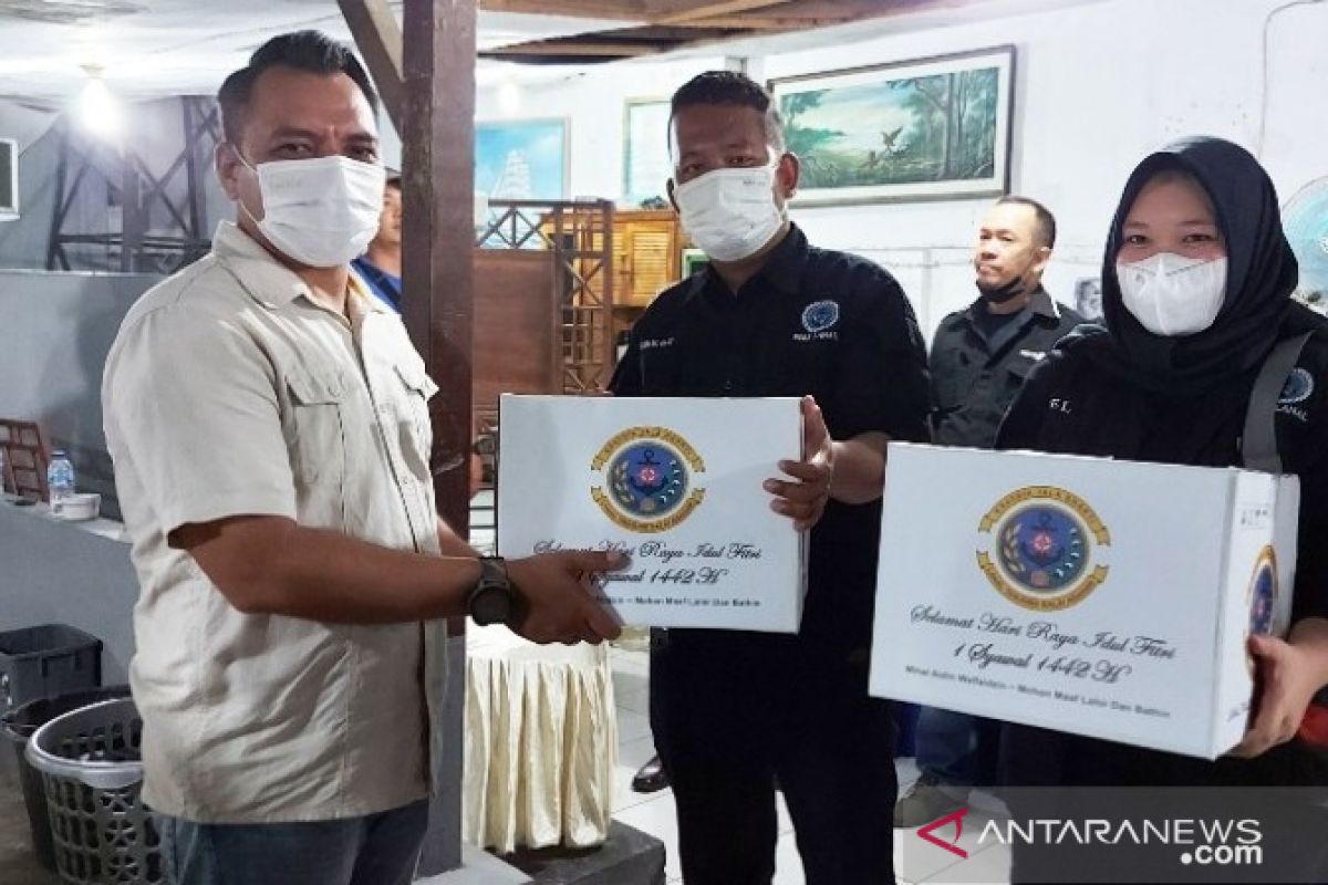 Danlanal TBA serahkan bingkisan Lebaran kepada wartawan mitra kerja