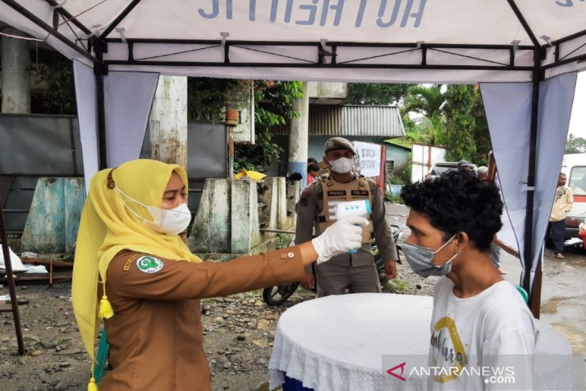 Melintasi wilayah Tapsel, suhu tubuh belasan penumpang dicek petugas