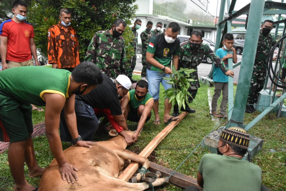 Sambut lebaran Korem sembelih dua ekor sapi untuk dibagikan