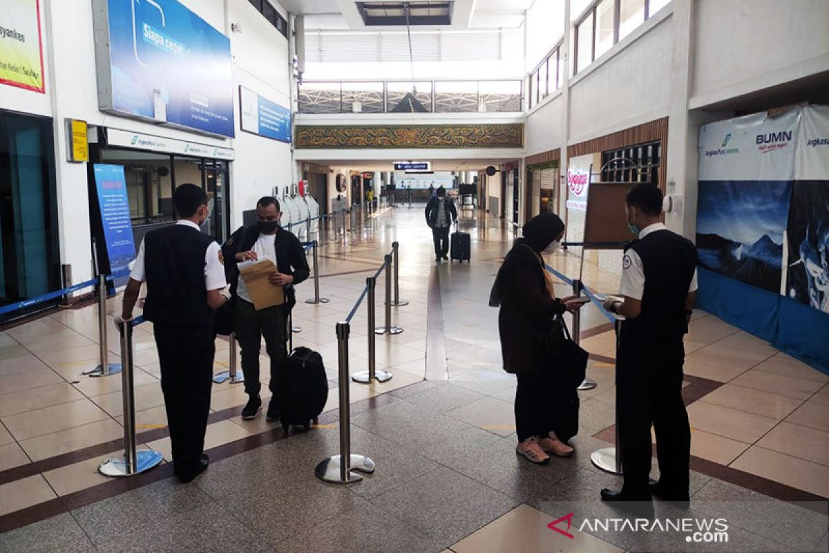 Penumpang di Bandara Juanda terpantau sepi