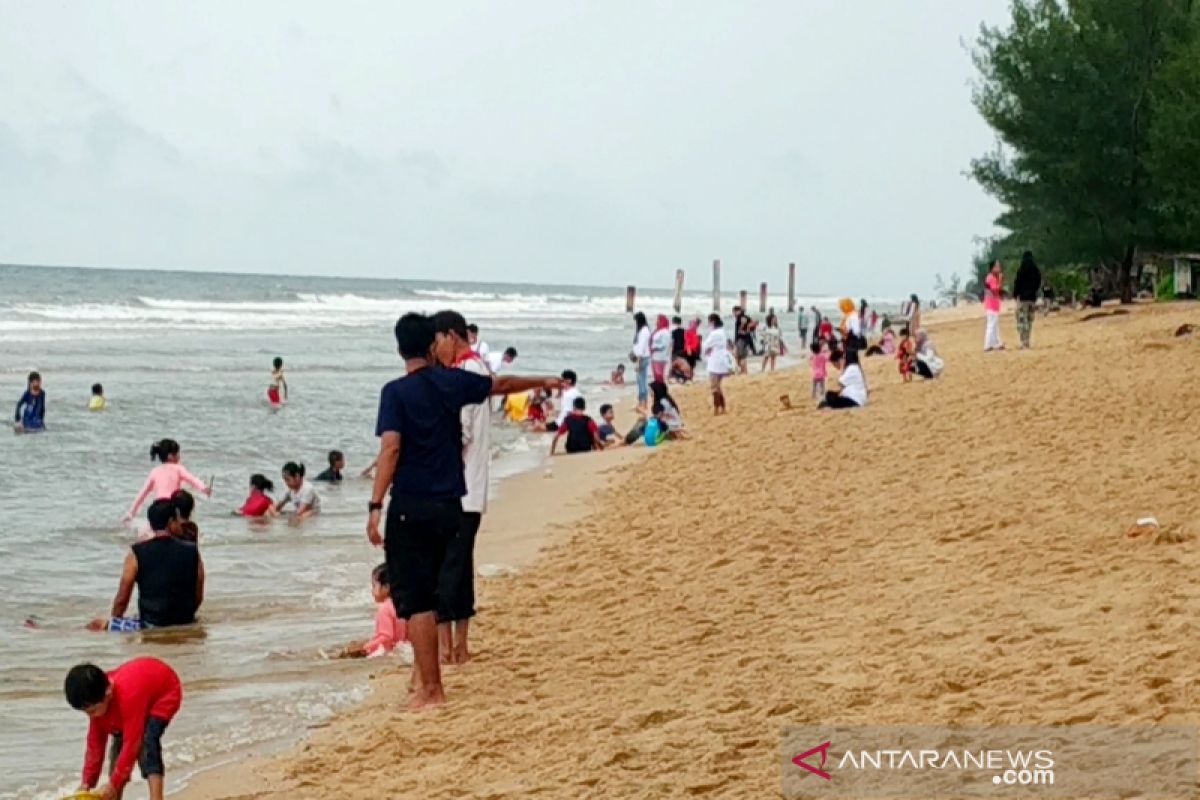 Pantai Ujung Pandaran dibuka dengan pembatasan