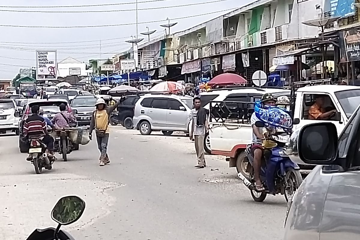 Pasar Simpang Pematang dipadati pengunjung tanpa prokes