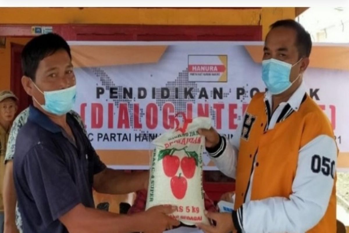 Hanura Tebing Tinggi bagikan beras kepada warga kurang mampu