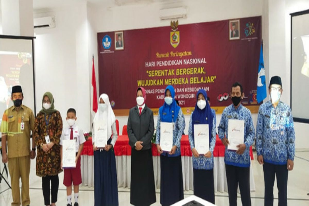 Hardiknas, Bank Jateng berikan penghargaan ke guru dan siswa berprestasi