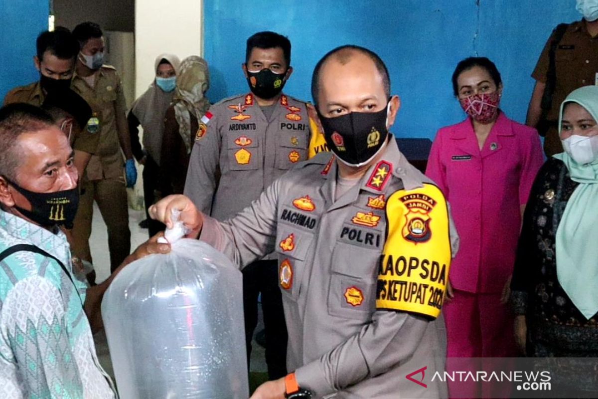 Kapolda serahkan bantuan benih ikan bagi warga di lokasi gambut