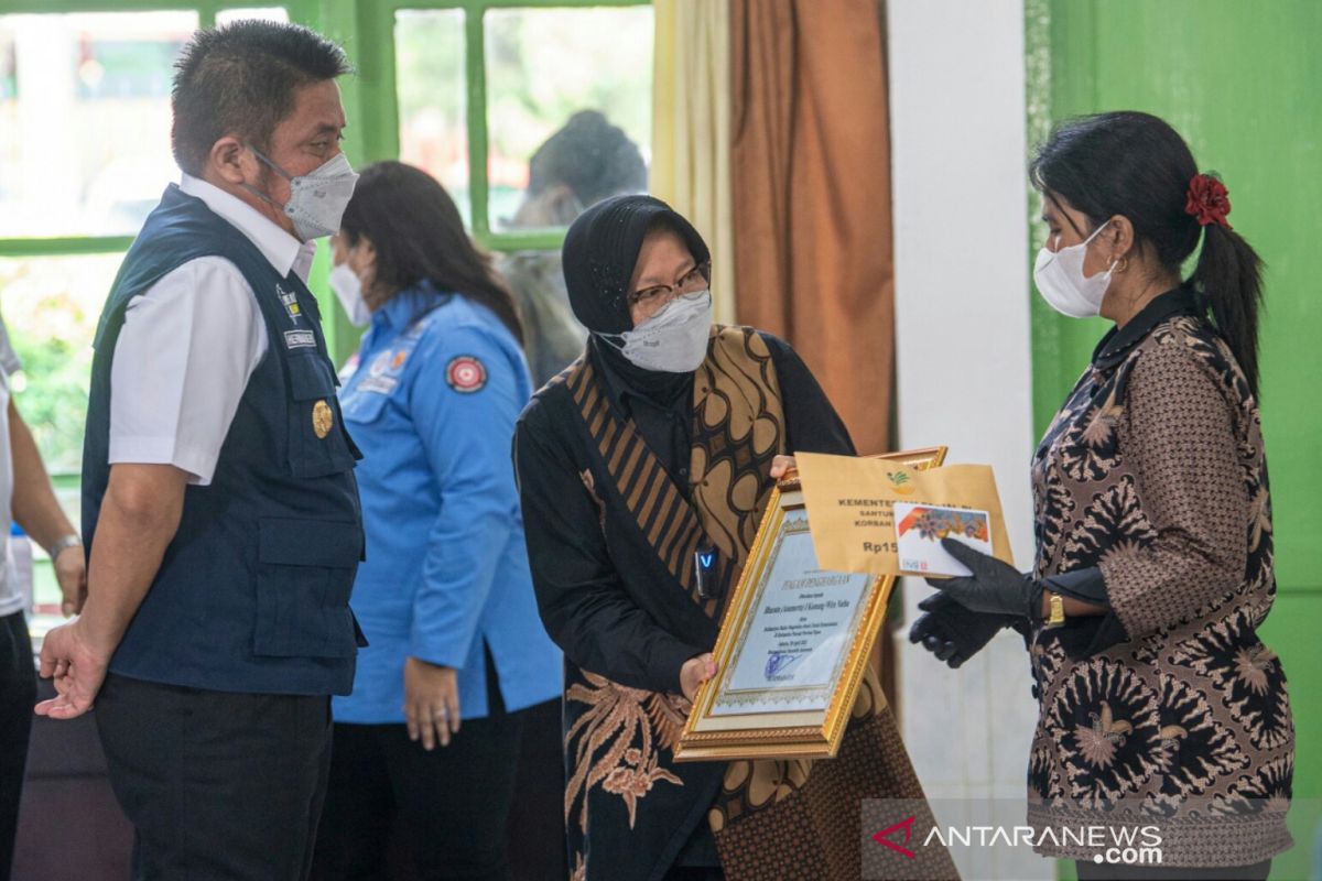 Mensos ke Palembang, sampaikan santunan kepada keluarga anggota Brimob yang gugur di Papua