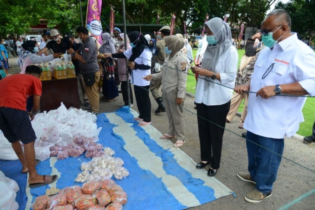 Pemprov gelar pasar serba Rp7.500 di Polda Gorontalo