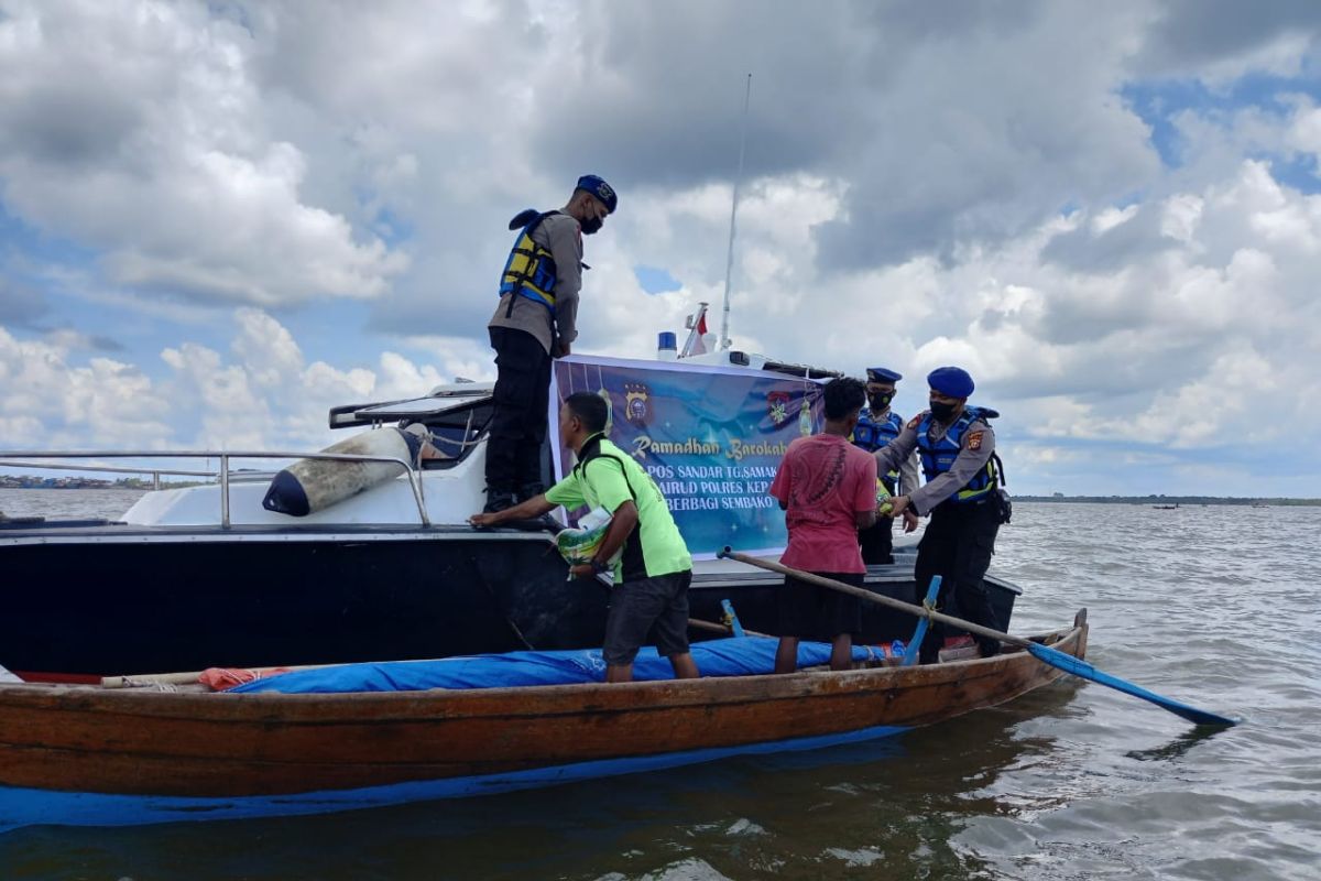 Polisi Kepulauan Meranti patroli di laut ingatkan bahaya COVID-19