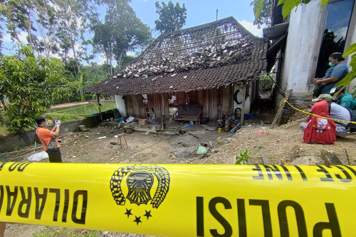 Warga sekitar lokasi ledakan petasan sempat bungkam terhadap polisi