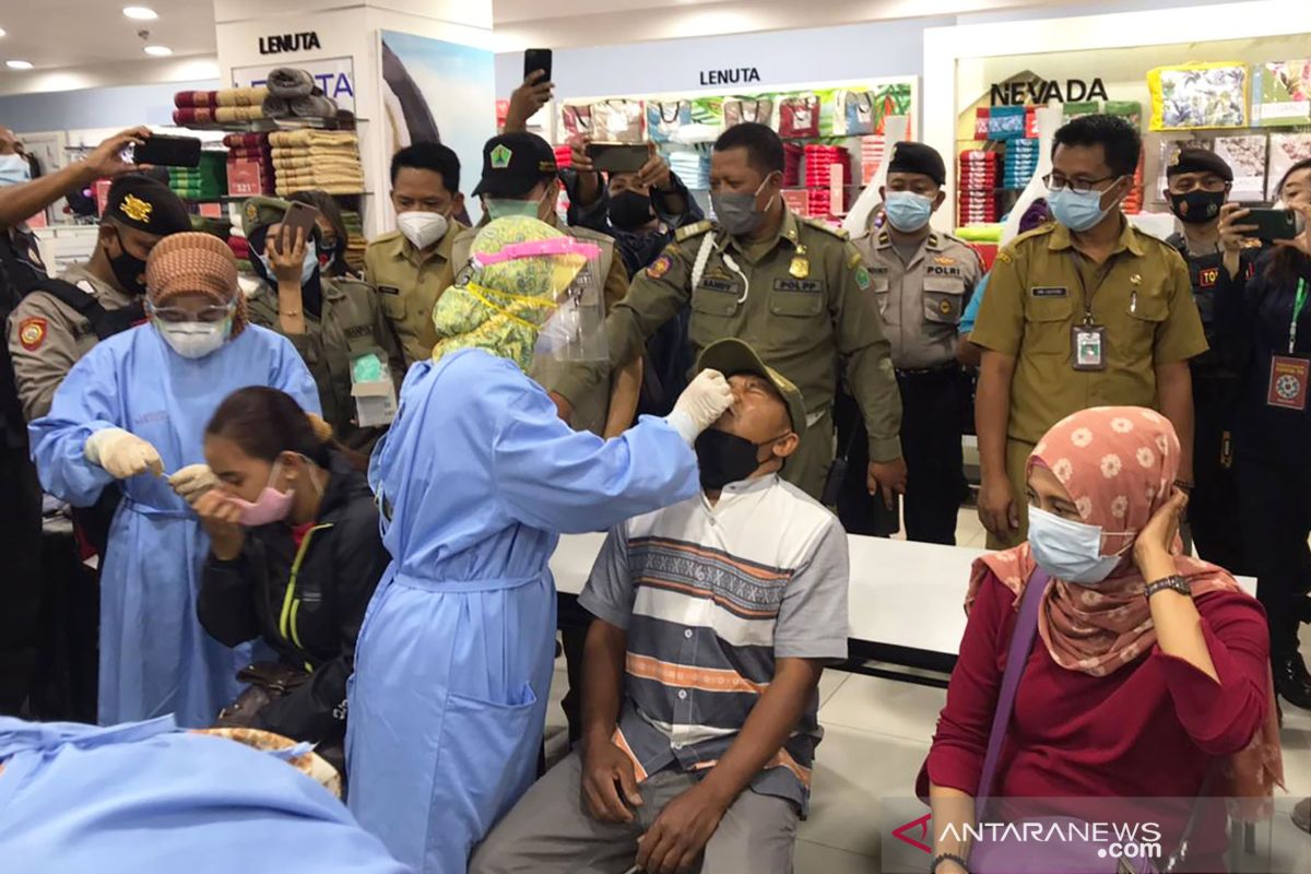 Pemkot Malang lakukan tes swab antigen acak pengunjung pusat perbelanjaan