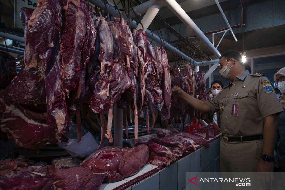 Tinjau Pasar Mayestik, Anies borong ketupat hingga kue kering Lebaran