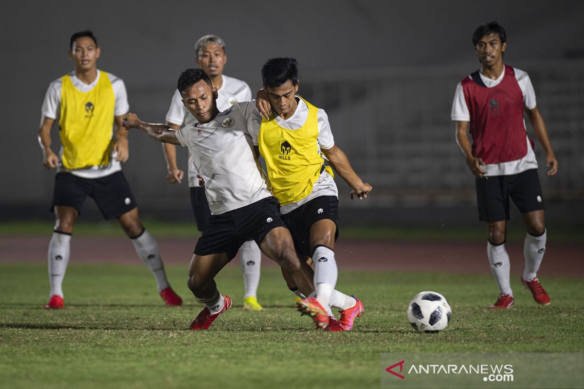 Timnas Indonesia berlatih pemulihan di pantai Dubai