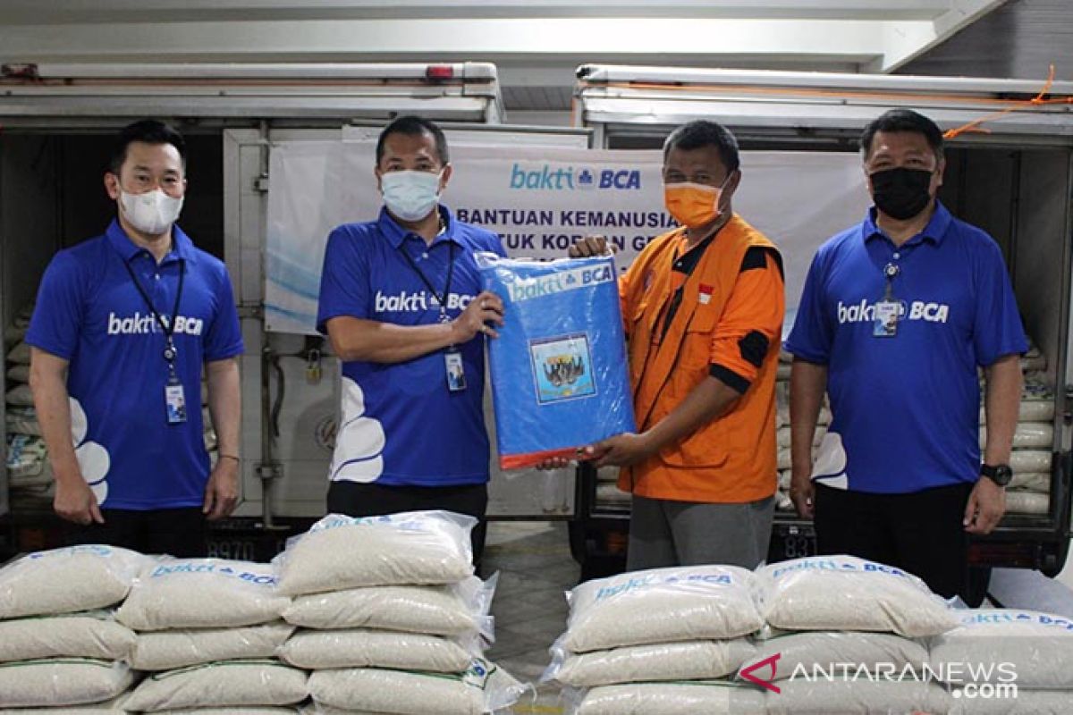 BCA Malang salurkan bantuan pangan dan 150 terpal bagi korban gempa di Malang