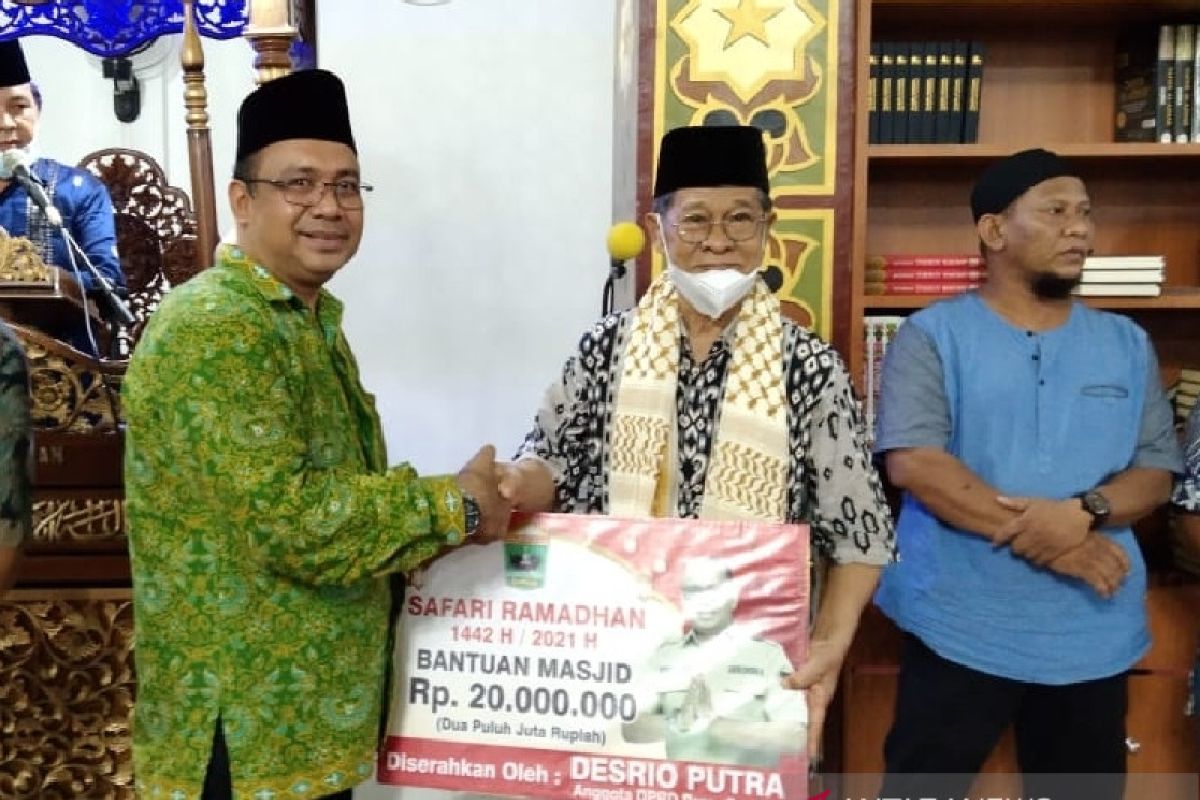 Safari Ramadhan, Desrio Putra serahkan bantuan 10 masjid di Padang