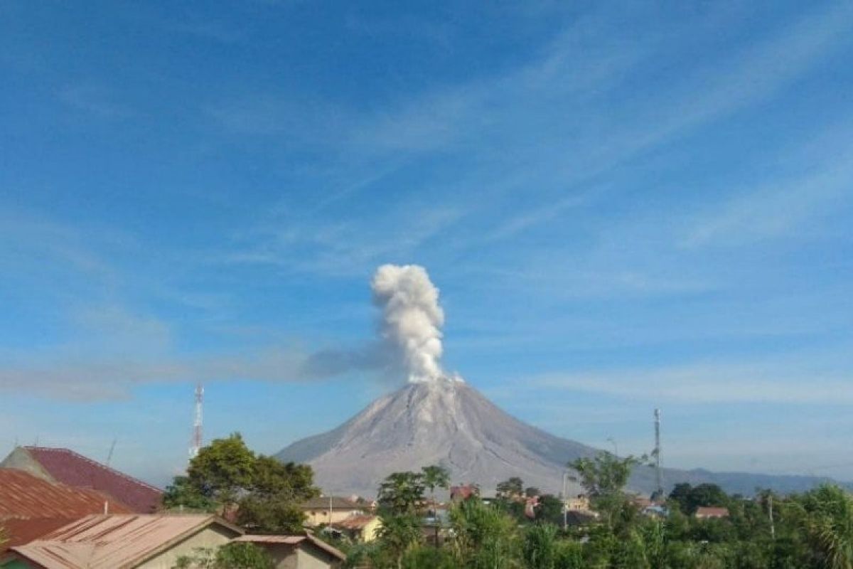 Gunung Sinabung alami tiga kali semburkan abu vulkanik ke arah barat