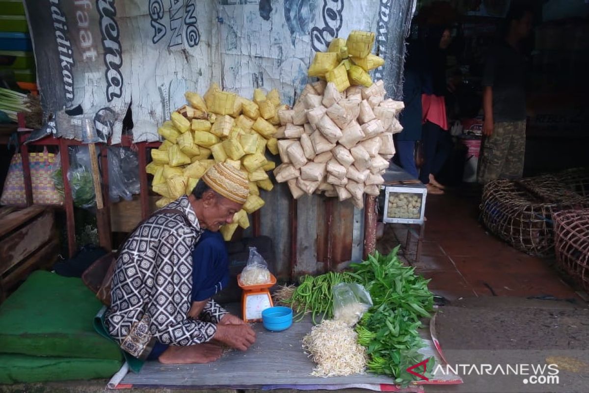 Warga Palembang mulai memburu  bungkus ketupat