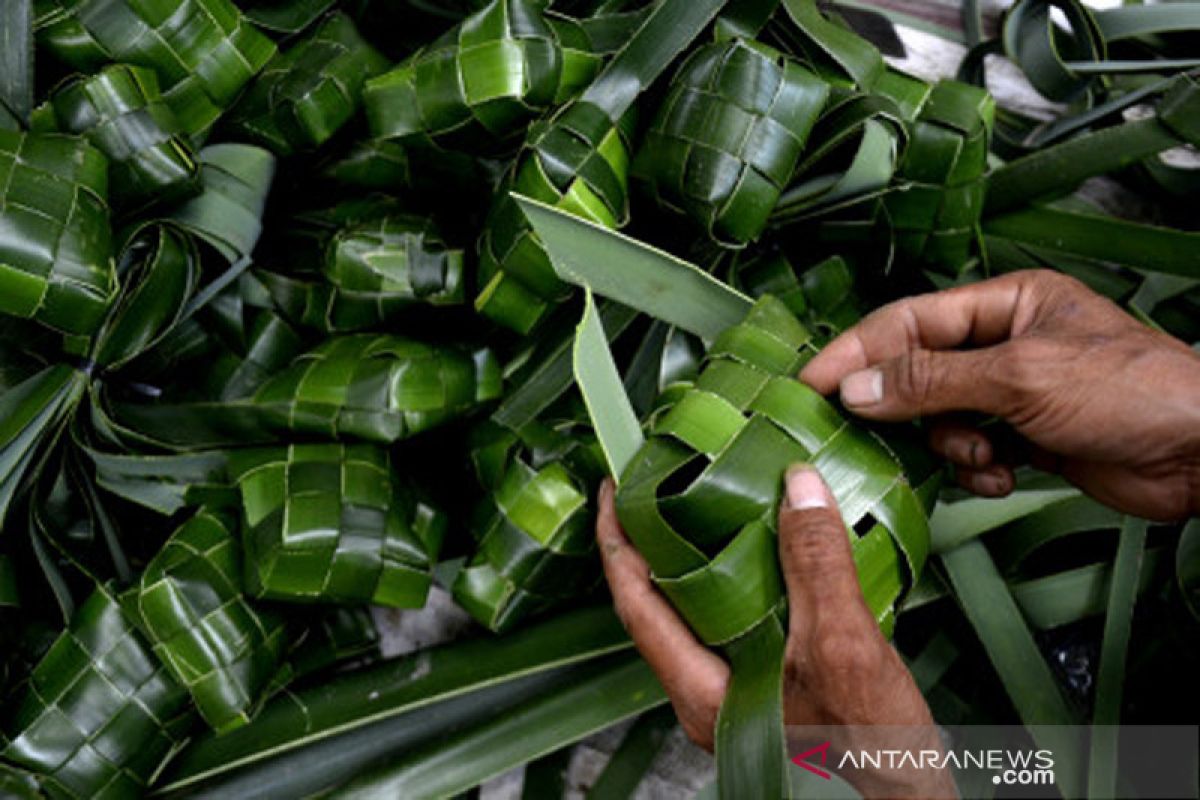 Permintaan kulit ketupat berbahan daun pandan