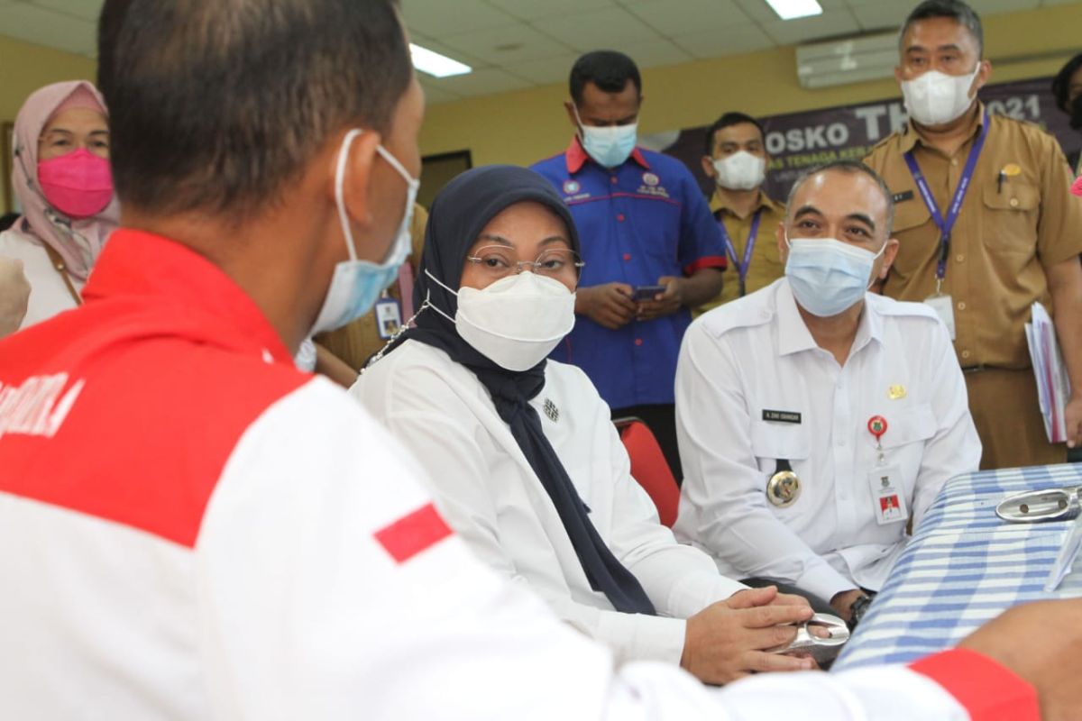 Menaker dengar keluhan buruh soal pengusaha curang di posko pengaduan THR