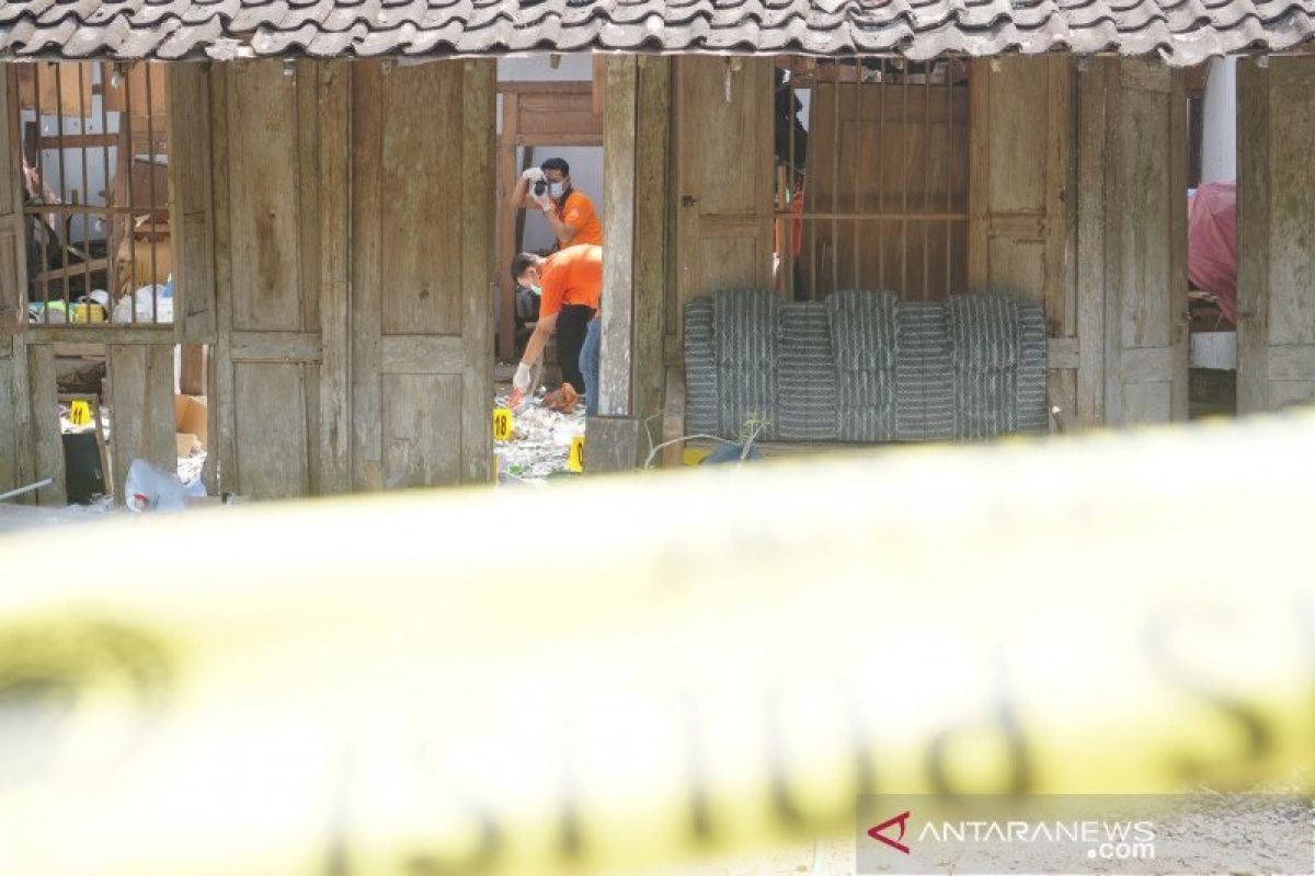 Polisi lakukan olah TKP ledakan petasan yang tewaskan 2 remaja di Tulungagung