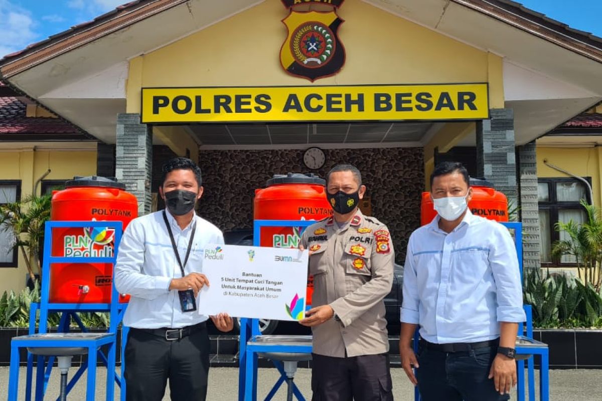 PLN UP3 Banda Aceh serahkan tempat cuci tangan