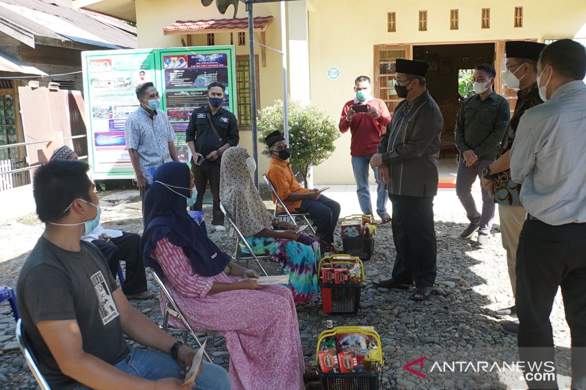 Peduli keluarga korban longsor Batu Bini, Bupati HSS serahkan bantuan