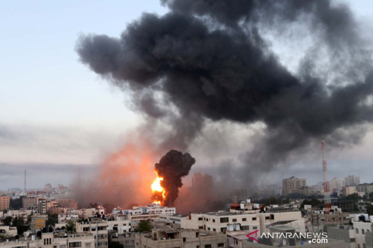 Israel menembakkan artileri ke Gaza, serangan roket Palestina berlanjut