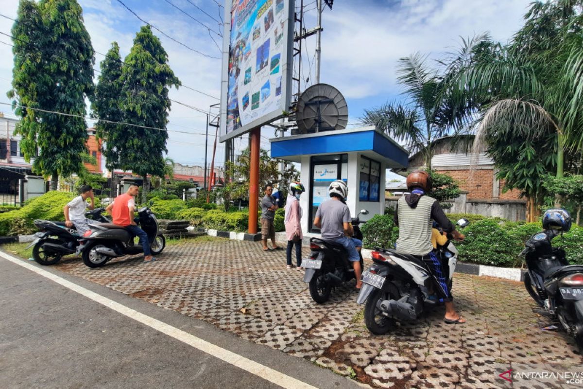 Warga Pariaman antre panjang di sejumlah ATM Bank Nagari