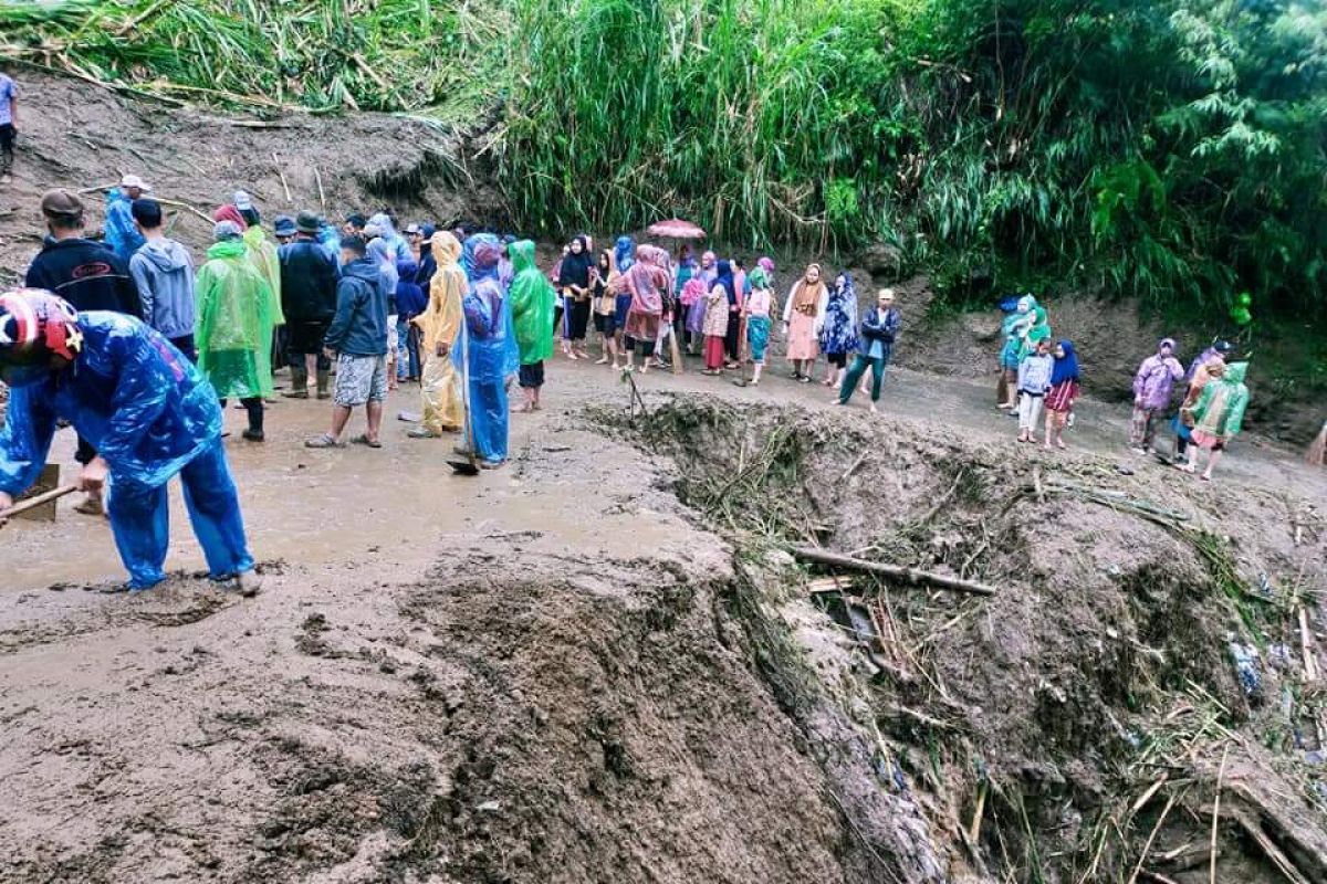 Banjir bandang hantam ladang dan kebun warga di Nagari Bukik Batabuah, Agam