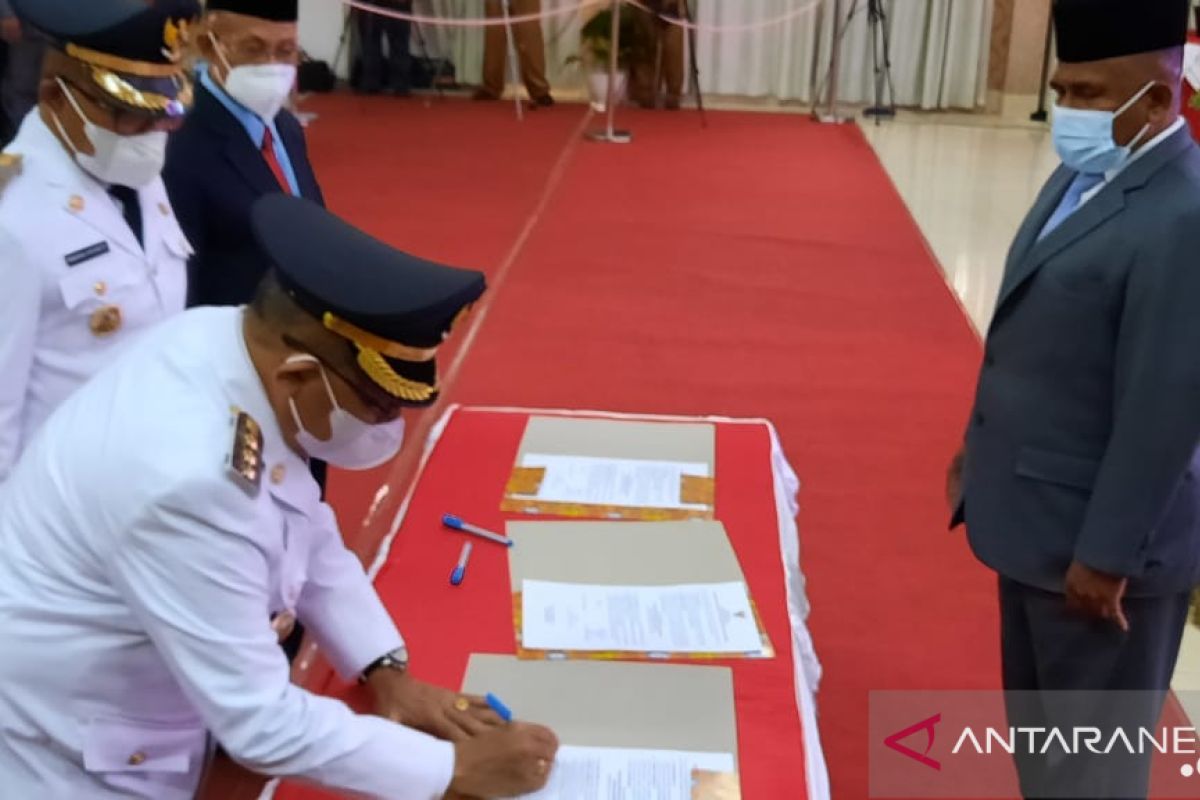 Bupati Hendrik Mambor resmi menjalankan tugas pemerintahan