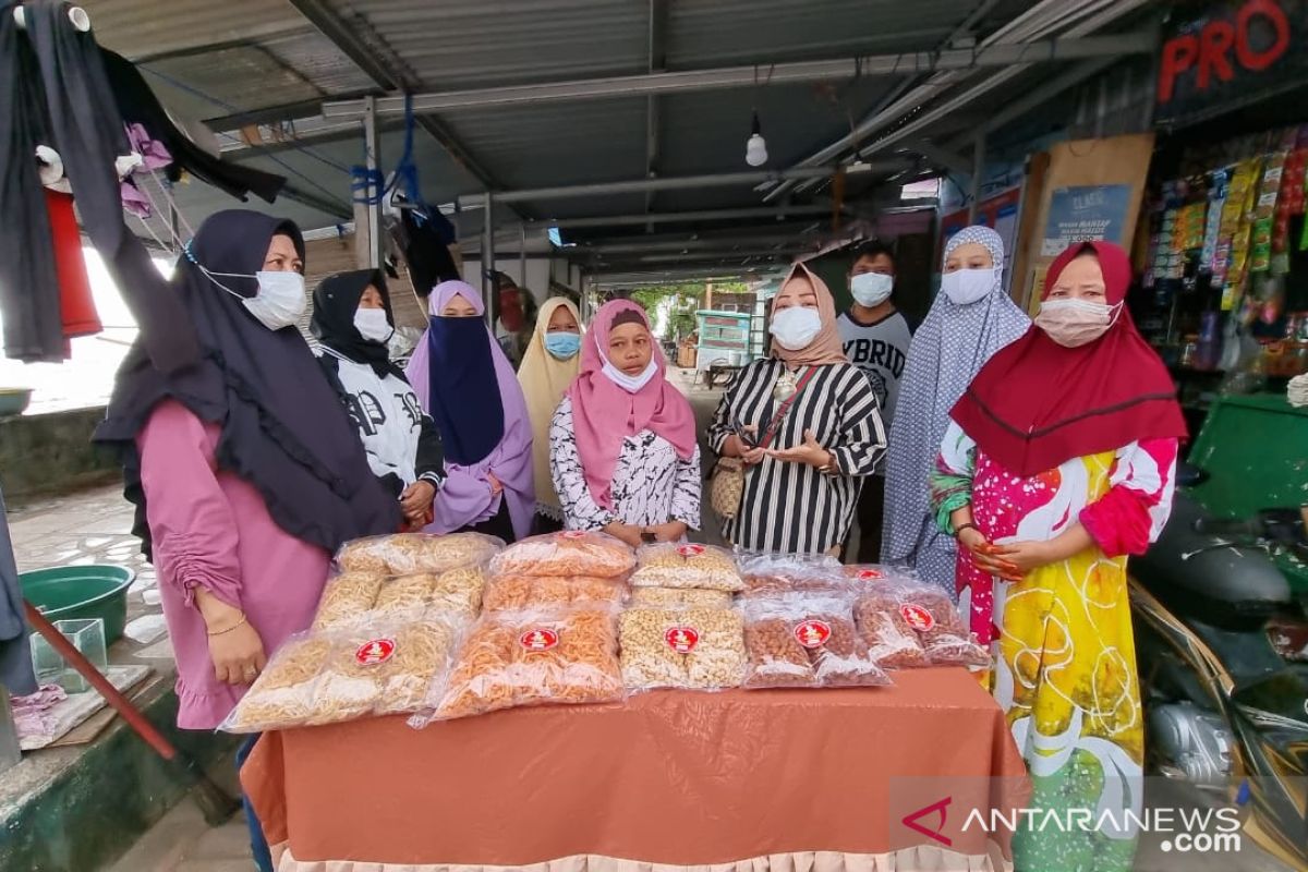 Warga Pulau Lae-lae buat penganan khas Sulsel untuk Nurdin Abdullah