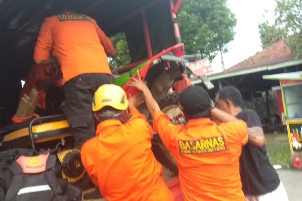 Tiga pemudik dari Riau hanyut saat mencoba masuk ke Sumbar lewat jalur sungai