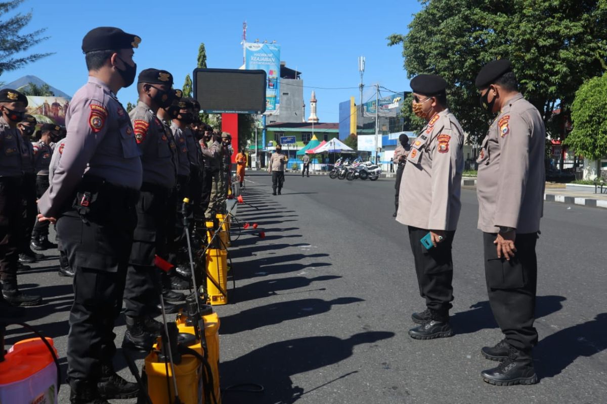 Masjid dan fasilitas publik di Kota Ternate disemprot disinfektan