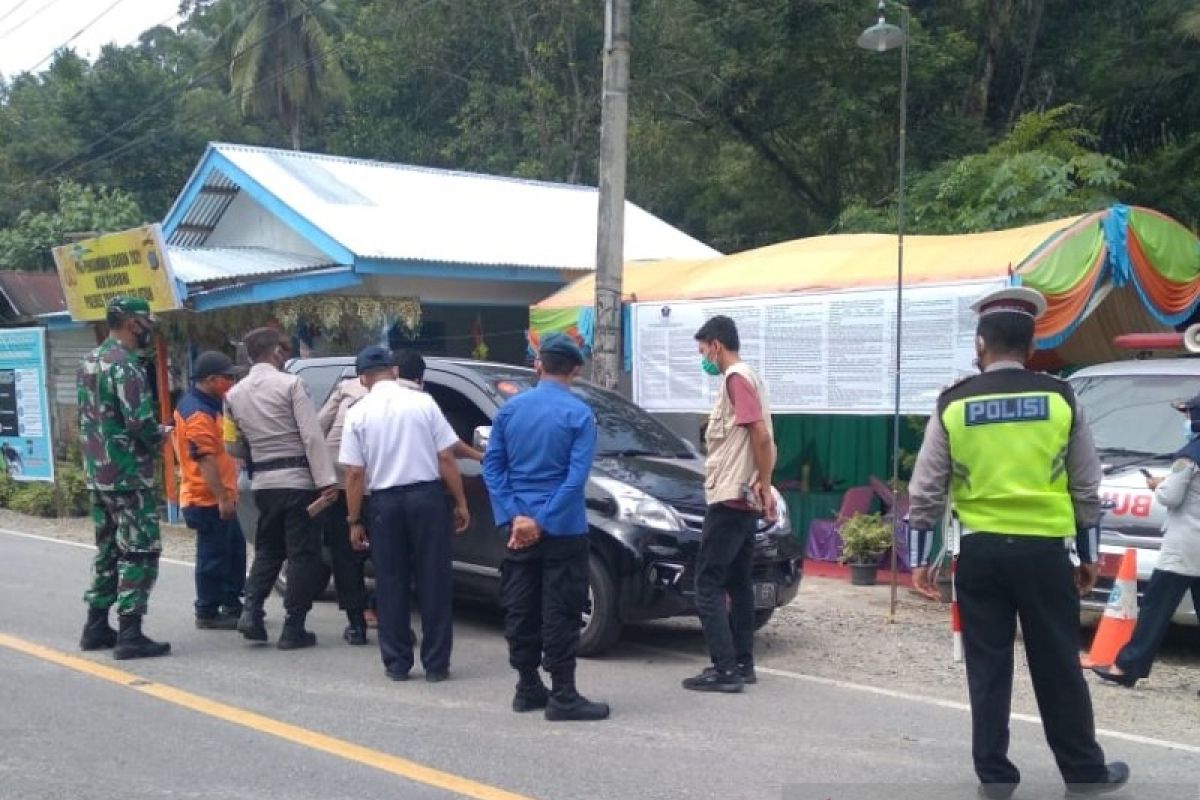 H-1 Lebaran petugas penyekatan mudik di Tapsel putar balik delapan mobil