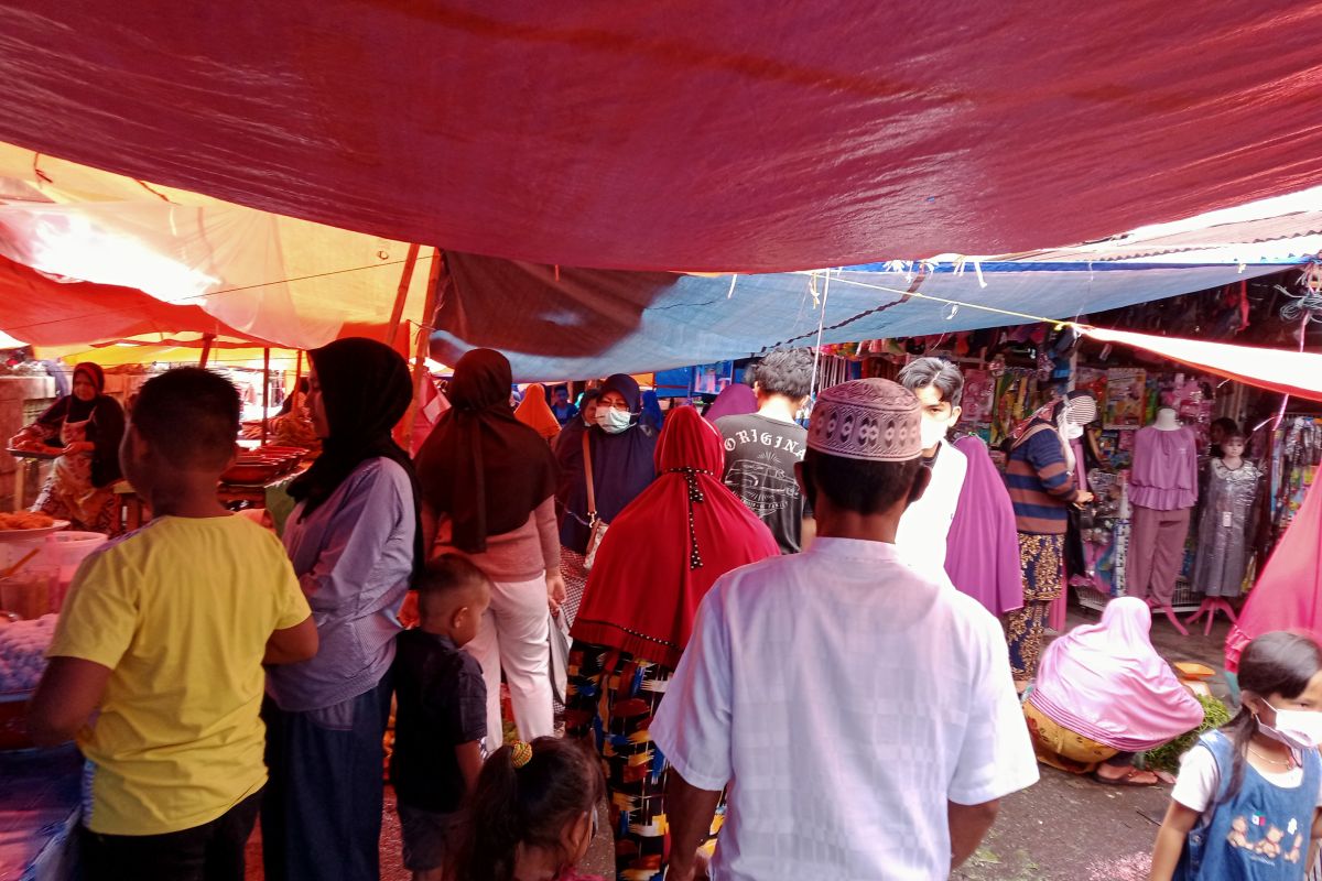 H-1 Lebaran pengunjung  pasar tradisional Durian Tinggi Pasaman membludak