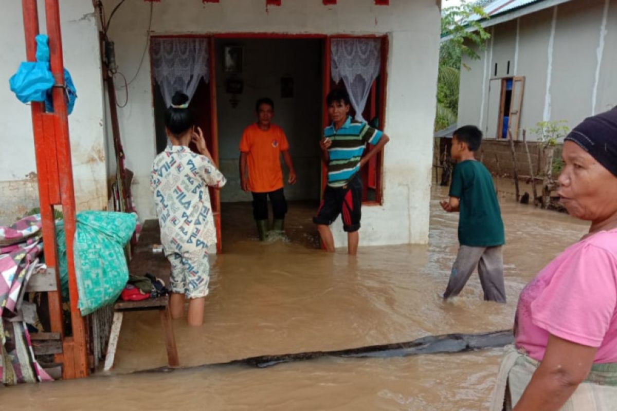 Tiga rumah di Pesisir Selatan hanyut akibat banjir