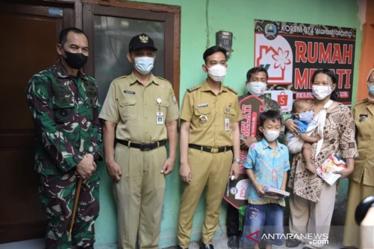 Gibran resmikan bedah rumah oleh Korem 074 Surakarta dan Shopee