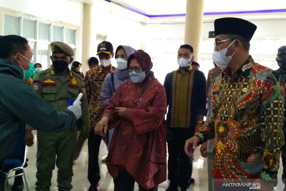 Mensos Tri Rismaharini kunjungi korban longsor Solok Selatan, ini pesannya