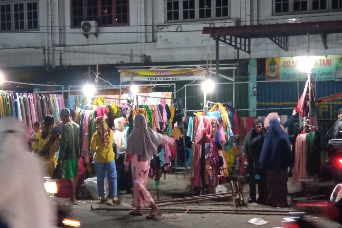 H-1 Lebaran, pasar tradisional di Deliserdang beroperasi hingga tengah malam