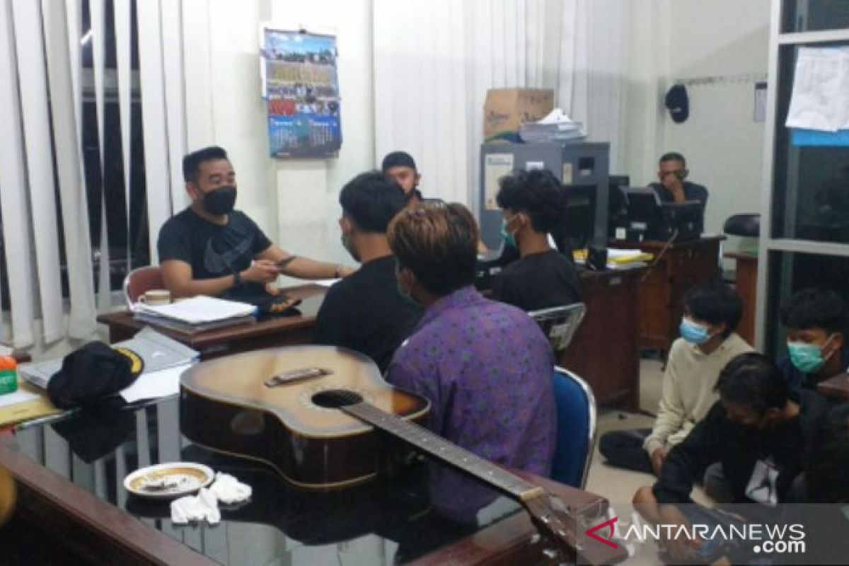 Satpol PP Belitung amankan tujuh remaja sedang mengkonsumsi bubuk kratom