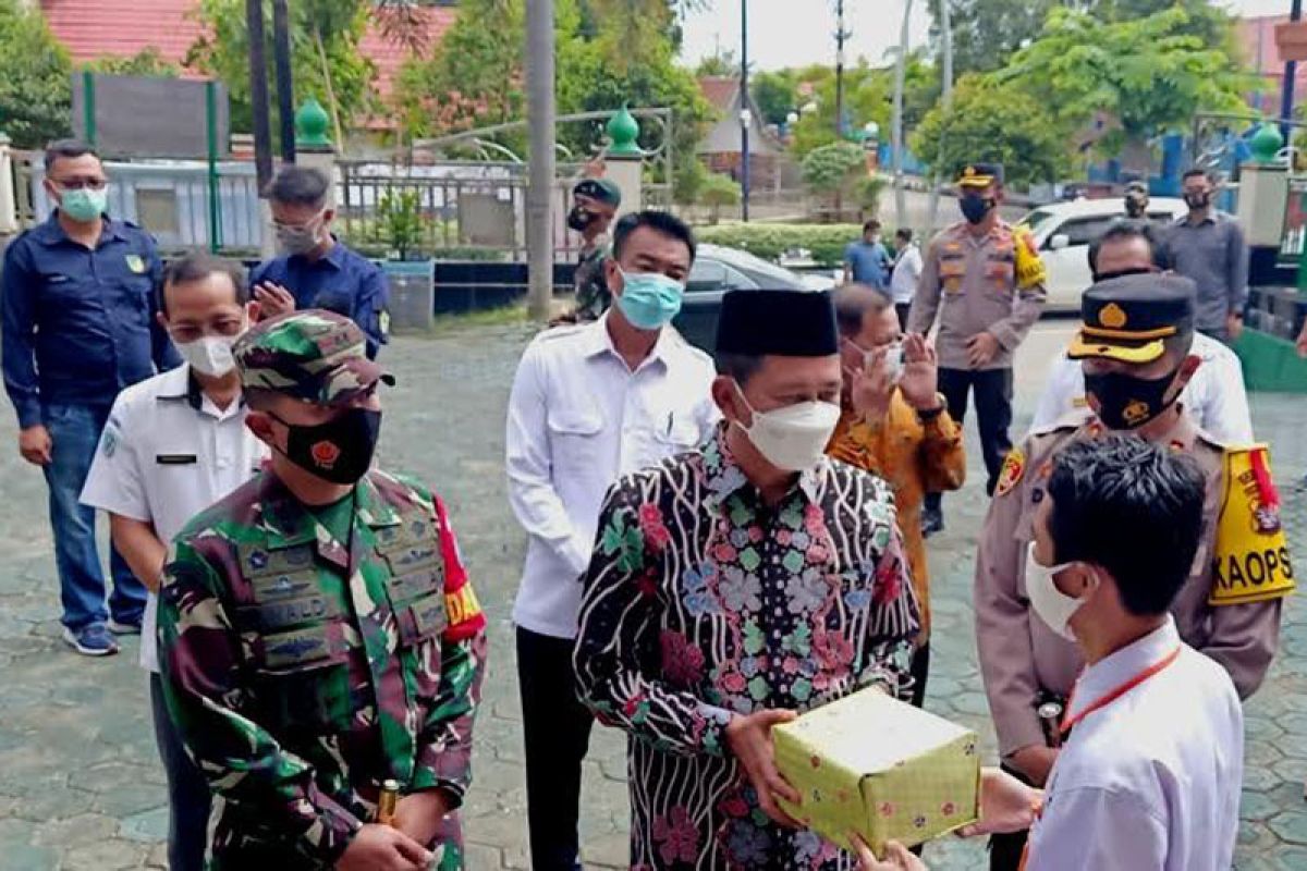 Siapkan prokes shalat Id, Nadalsyah bagikan masker  untuk masjid