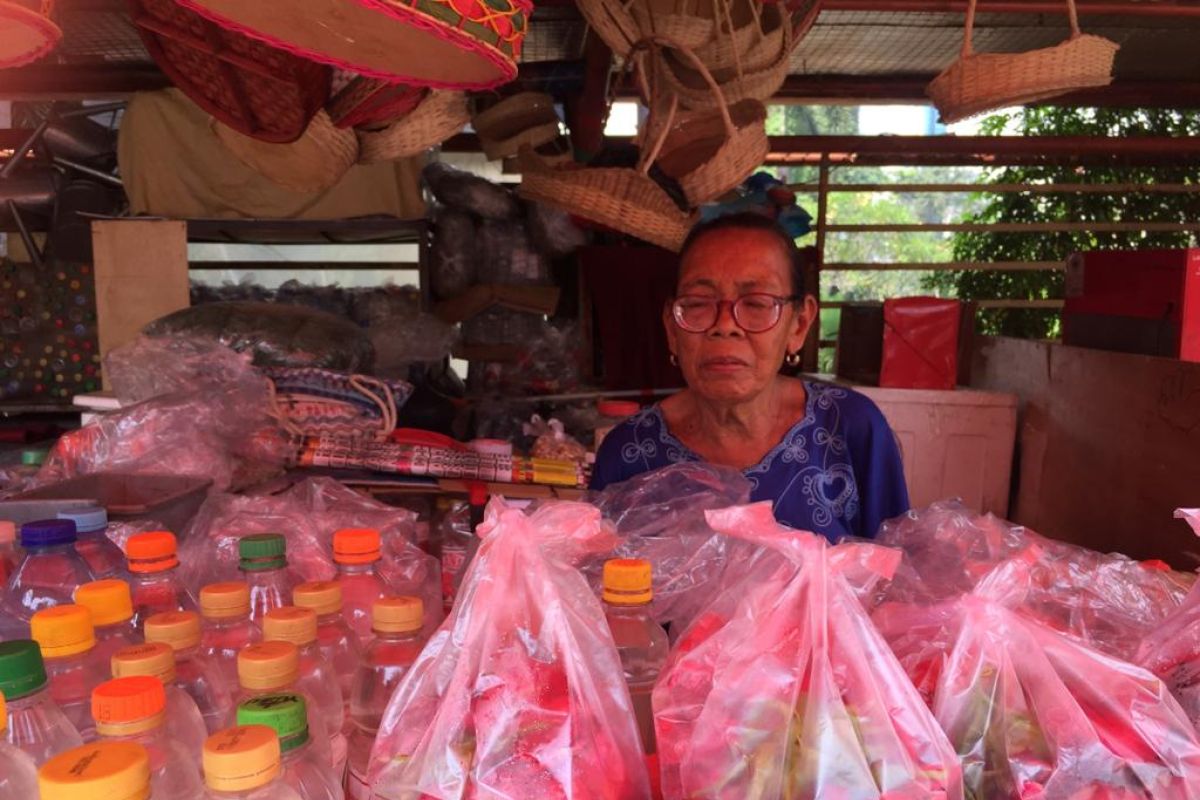 Penjual kembang Karet Bivak pasrah terkait penutupan TPU