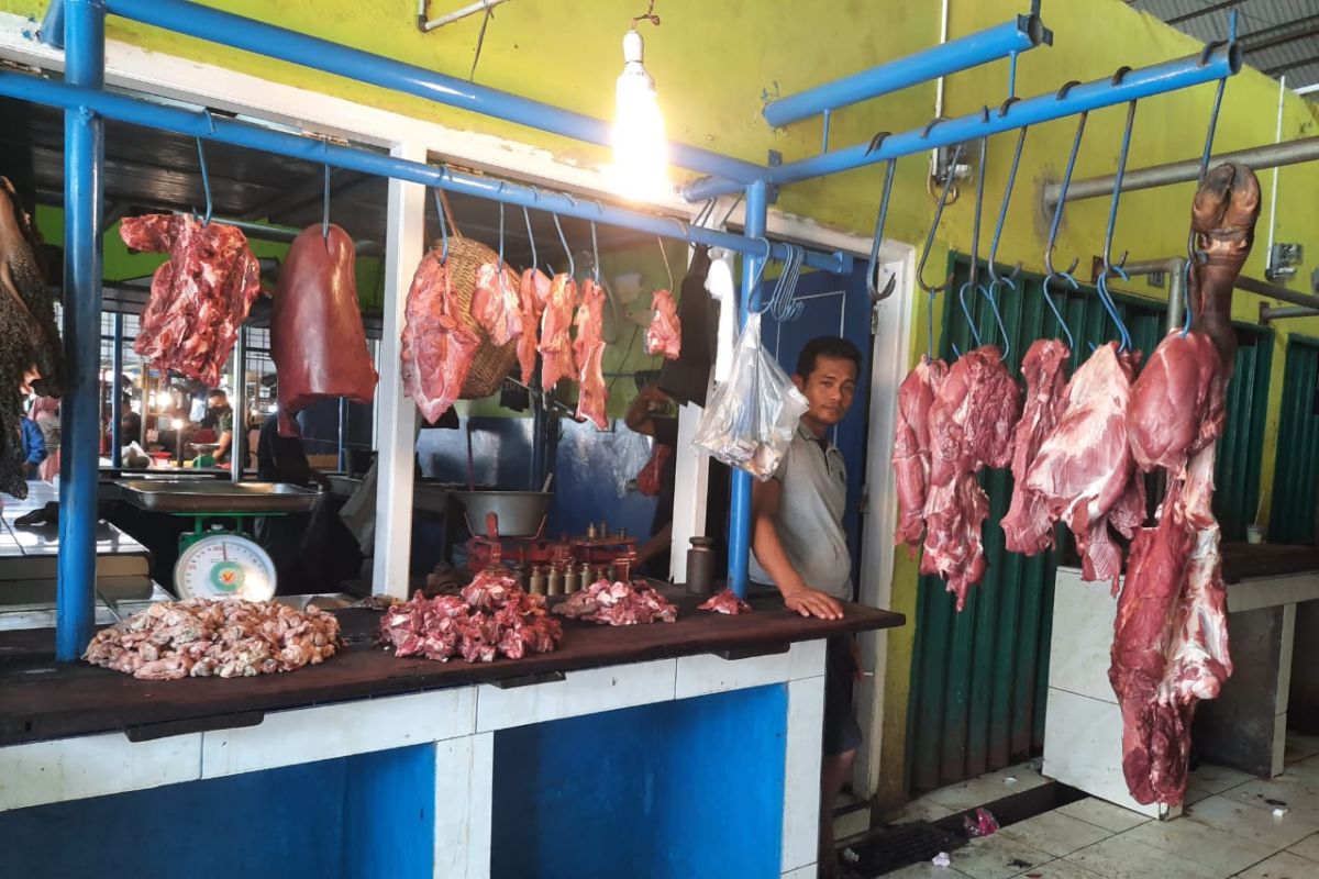 Pedagang daging di Jambi dua kali potong sapi penuhi permintaan warga