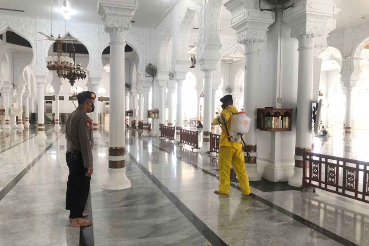 Polda Aceh semprot disinfektan Masjid Raya untuk cegah COVID-19