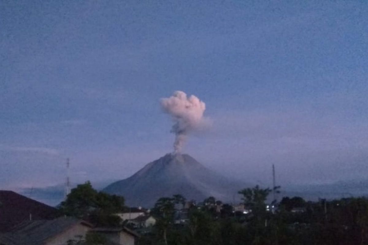 Gunung Sinabung dua kali  semburkan abu vulkanik setinggi 1.000 meter